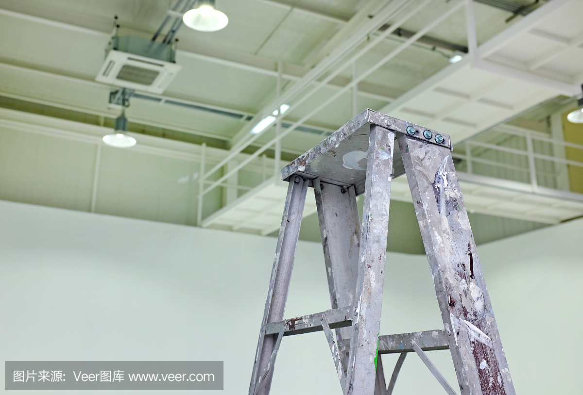 會(huì)議室的鋁梯子很臟。